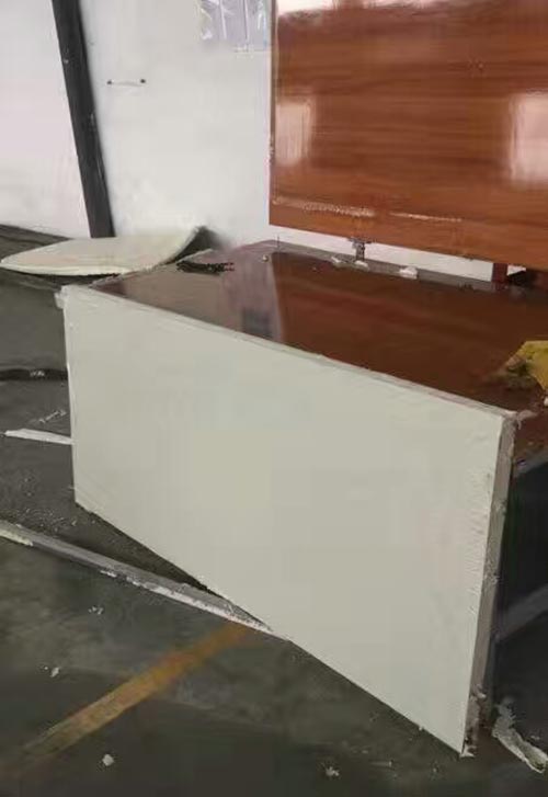 聚氨酯發(fā)泡填充防盜門 高壓機(jī)器(圖1) 聚氨酯發(fā)泡填充防盜門案例