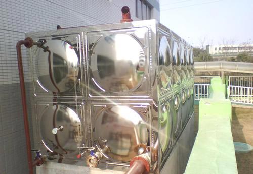 定量下料發(fā)泡機(圖4) 不銹鋼保溫水箱保溫層填充發(fā)泡聚氨酯案例